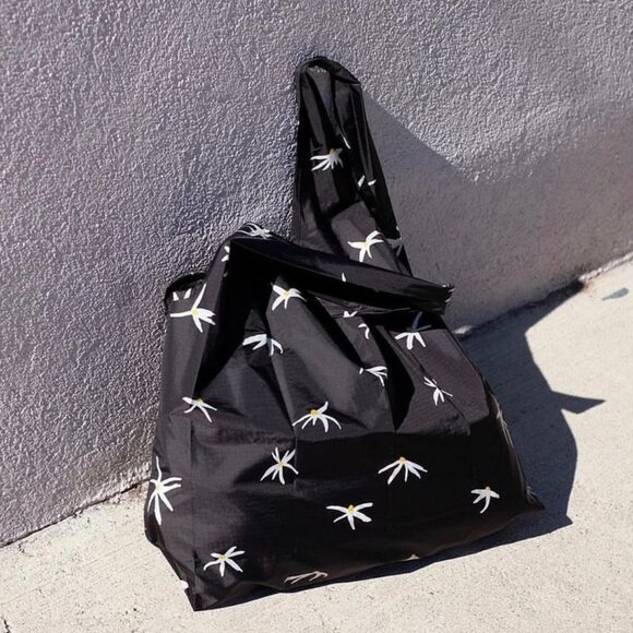 BAGGU Handbags - NWOT Baby Baggu - Black Daisy